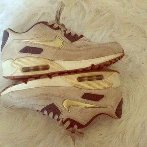 LIKE NEW WOMENS NIKE AIR MAX 90 size 8.5